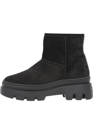 Bottine noire en daim avec une semelle plate-forme noire épaisse, au design minimaliste, texture lisse, sans matériel ou motifs visibles.