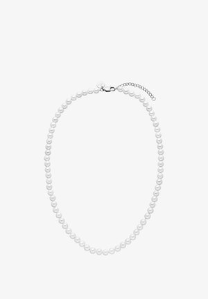 Enkelvoudige witte parelketting met zilveren karabijnsluiting en verstelbare ketting op een witte achtergrond.
