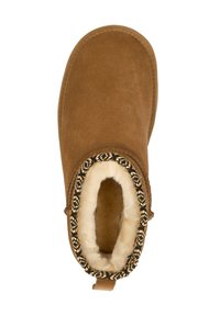 Bruine suède enkelboot met een zachte voering. Kenmerkt zich door een decoratieve geweven rand om de opening. Rond neus en platte zool.
