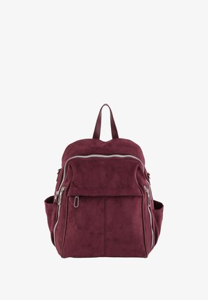 Sac à dos en suede bourgogne avec finition texturée, poche frontale zippée et poches latérales doubles. Dispose d'une poignée supérieure et de bretelles réglables.
