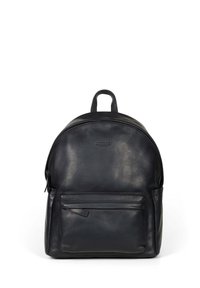 Svart läderryggsäck med rundad form. Har en framficka med dragkedja och ett handtag upptill. Slät textur med subtil märkeslogotyp.