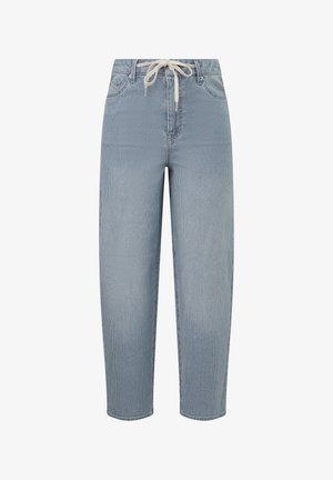 Lichtblauwe denimbroek met rechte pijpen en elastische tailleband met een witte trekkoord, zichtbare voor- en achterzakken.