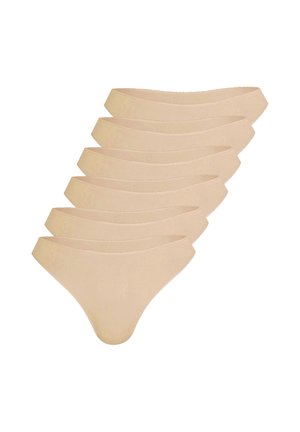 Sechs beige nahtlose Bikini-Unterhosen, gestapelt diagonal auf weißem Hintergrund angeordnet.
