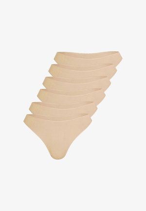 Sechs beige nahtlose Bikini-Unterhosen, gestapelt diagonal auf weißem Hintergrund angeordnet.