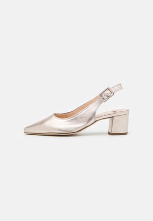 Metaliczne beżowe szpilki z odkrytą piętą, zakończone w szpic, z fakturowanym wykończeniem, regulowanym zapięciem w kostce oraz blokowym obcasem.