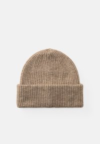 Gorro de malha castanho com textura canelada, apresentando uma dobra na bainha e material de lã suave. Forma de topo arredondada, design simples.