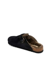 Chausson en suède noir à enfiler avec doublure en fourrure marron, semelle intermédiaire en liège et accent de bouton. Forme arrondie et semelle en caoutchouc texturée pour plus d'adhérence.