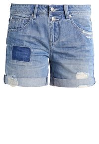 Jasnoniebieskie szorty dżinsowe o postrzępionej fakturze. Posiadają ciemnoniebieską naszywkę, podwinięte mankiety oraz dwa przednie guziki do zapinania.