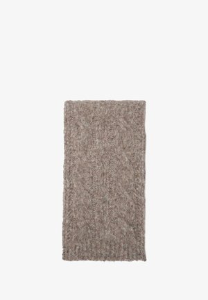 Gebreide sjaal in lichtbruin met een gestructureerd kabelpatroon. Materiaal lijkt zacht en pluizig, met een geribbelde rand aan de onderkant.