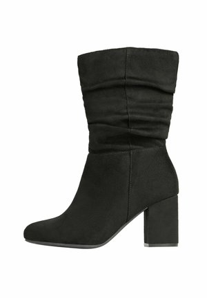 Juodas dirbtinės suedes kulkšninis botas su sulenkta dizainu, smailiu nosiu ir kvadratiniu kulnu. Pasižymi lygiu tekstūru ir minimaliomis siuvimo detalėmis.