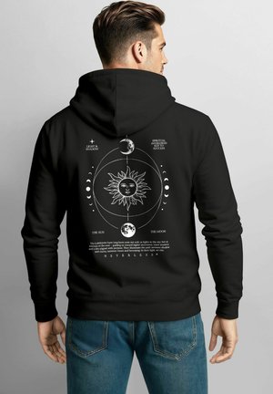 Schwarzer Hoodie mit grafischem Design von Sonne und Mond sowie Text. Das Material wirkt weich, mit langen Ärmeln und einer geräumigen Kapuze.