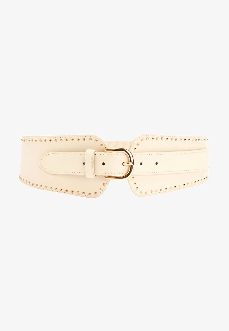 Large ceinture crème avec boucle dorée et petits clous dorés le long des bords, conçue pour la mode et la mise en forme de la taille.