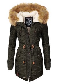 Parka vert olive avec une capuche en fausse fourrure, fermeture éclair à l'avant et taille ajustable par cordon. Comprend deux poches avant et un détail en tissu texturé. Doublure intérieure.