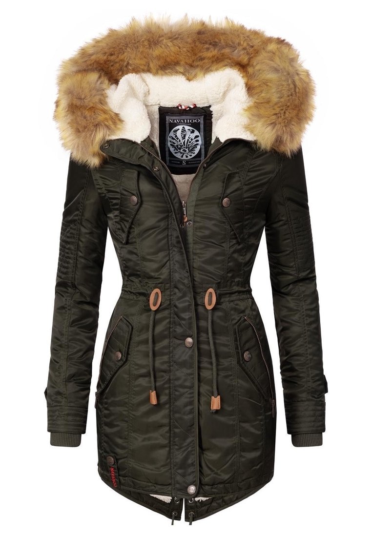 Parka vert olive avec une capuche en fausse fourrure, fermeture éclair à l'avant et taille ajustable par cordon. Comprend deux poches avant et un détail en tissu texturé. Doublure intérieure.