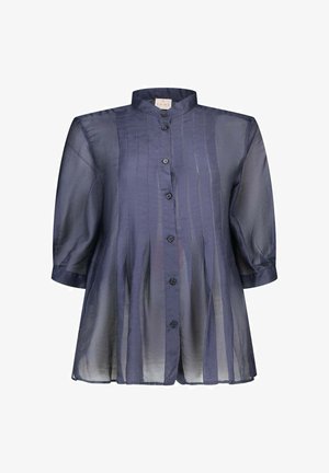Marineblauwe doorschijnende blouse met mandarijnkraag, verticale plooien, knopen vooraan en 3/4 mouwen met manchetdetails.