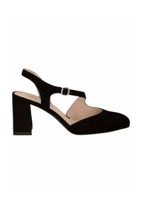 Zapato de tacón negro de ante con punta afilada, diseño de tira T y un tacón ancho y resistente. Presenta un acento de hebilla en la tira.