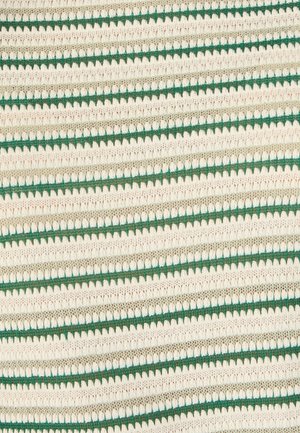 Primo piano di tessuto lavorato a maglia che mostra file orizzontali alternate beige e verdi con un motivo testurizzato ad anelli.