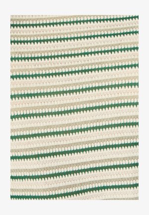 Primo piano di tessuto lavorato a maglia che mostra file orizzontali alternate beige e verdi con un motivo testurizzato ad anelli.