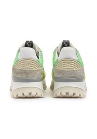 Sneaker lime verdi e grigie con tomaia testurizzata, suola spessa a contrasto, colletto imbottito e linguetta con marchio sul tallone.