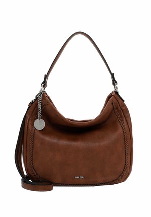Sac à épaule en cuir marron avec des bords tressés, un charme logo en argent et une bandoulière réglable.