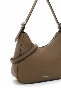 Braune Schultertasche aus strukturiertem Leder mit silberner Schnalle und Reißverschluss, versehen mit einem kleinen Metall-Logo nahe dem Boden.