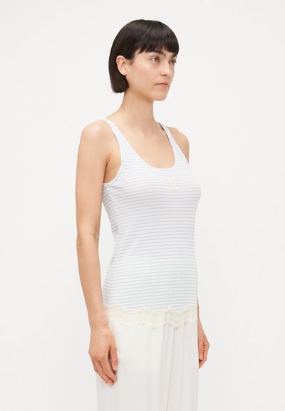 Top sin mangas a rayas en azul claro y blanco, hecho de una tela suave. Presenta un delicado borde de encaje en el dobladillo y un escote redondeado.