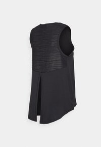Sort ærmeløs top med en tekstureret gennemsigtig ryg, buet kant og sideslids for ekstra luftcirkulation og komfort.