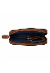Portefeuille en cuir marron avec fermeture éclair, doté d'un intérieur bleu, de deux porte-clés en métal et d'une étiquette avec les détails du produit.