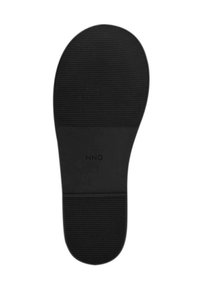 Crna gumena potplata s teksturiranim površinom, koja sadrži horizontalne utore i zaobljeni oblik. Obilježena s "MNG" u središtu.