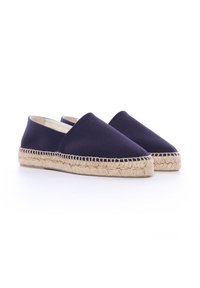 Espadrilles in tela navy con suola in juta intrecciata, caratterizzate da punta chiusa e design con retro aperto. Texture liscia e dettagli di cucitura semplici.