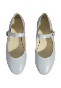 Helles blaues Leder Mary Jane Schuhe mit runder Spitze, flacher Sohle und einem Riemen mit einer goldfarbenen Schnalle. Glatte Textur.