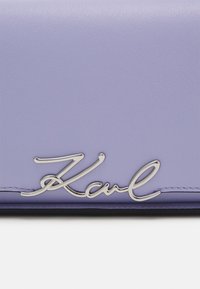 KARL LAGERFELD SIGNATURE - Sac à main - sweet lavender