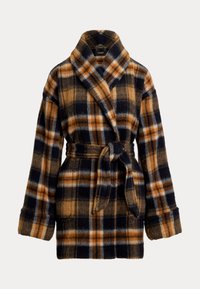 Accappatoio a quadri con colletto a scialle, realizzato in morbido tessuto nei colori blu navy, arancione e beige, con vita con cintura e due tasche frontali.