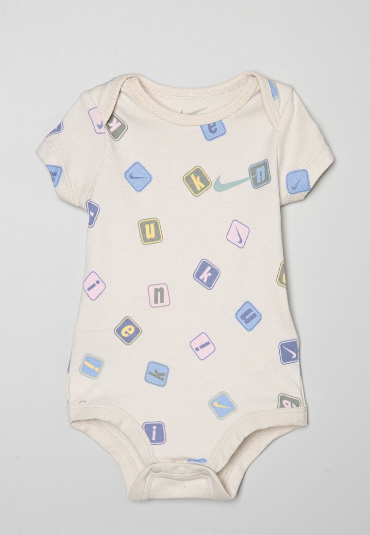 Bodysuit beige à manches courtes avec des motifs carrés colorés contenant des lettres et le logo Nike, fabriqué en coton doux, avec une fermeture à pression en bas.