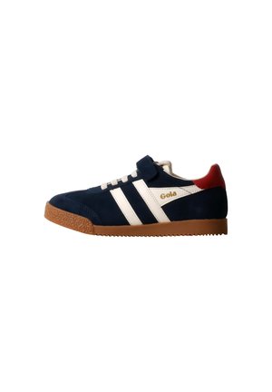 Marineblauwe sneaker met witte strepen, bruine zool, rode hieltab, klittenbandsluiting en een gouden "Gola"-logo aan de zijkant.