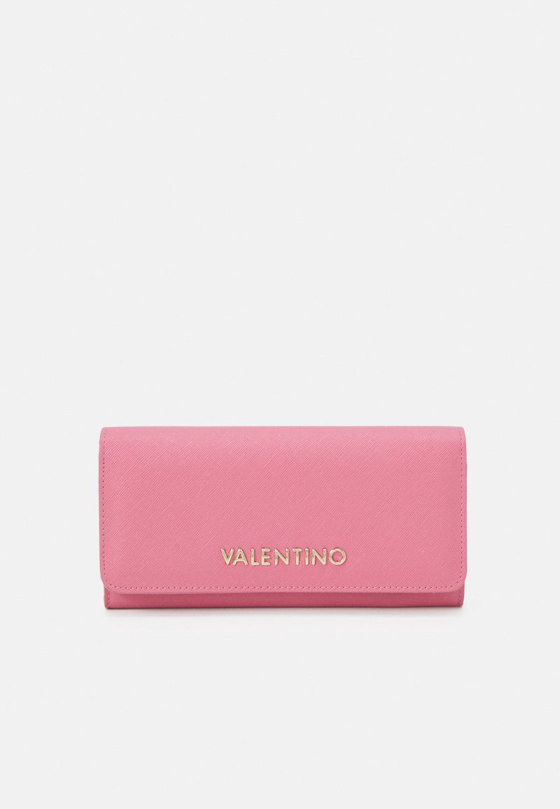 Valentino novčanik u svijetlo ružičastom saffiano koži s zlatnim logotipom. Pravokutnog oblika, teksturirane površine, s preklopnim dizajnom.