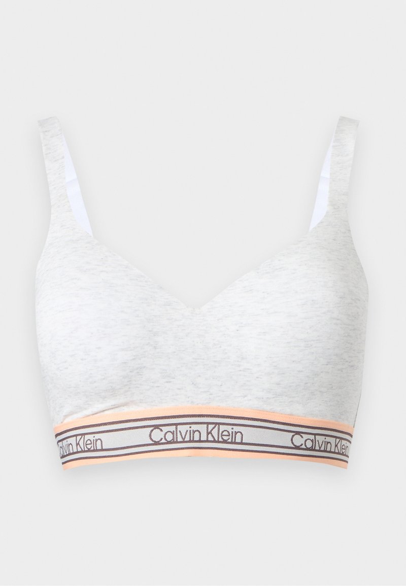 Soutien-gorge sans armature gris clair avec larges bretelles et bande élastique arborant la marque « Calvin Klein » en rose et blanc.