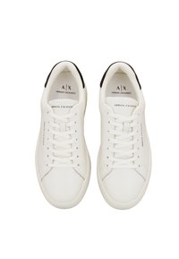Sneaker bianche in pelle con dettagli neri, punta rotonda, lacci piatti, colletto imbottito e logo stampato sulla linguetta e sul lato.