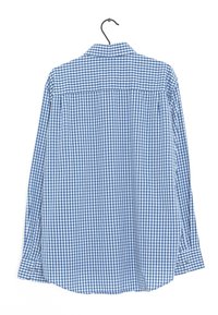 Camicia a maniche lunghe a quadri blu e bianchi con colletto, polsini con bottoni e orlo dritto, realizzata in tessuto leggero. Appesa a un gancio.