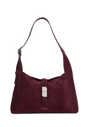 Sac à épaule en daim bordeaux foncé avec une large bandoulière, un rabat avant et une boucle rectangulaire en argent, étiqueté nat & nin.