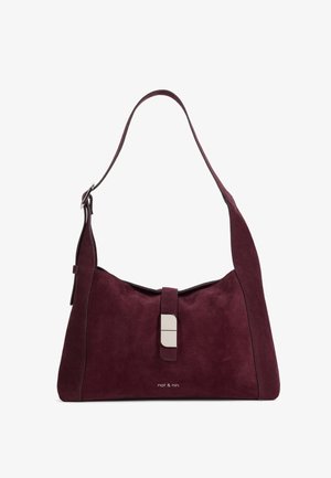 Sac à épaule en daim bordeaux foncé avec une large bandoulière, un rabat avant et une boucle rectangulaire en argent, étiqueté nat & nin.