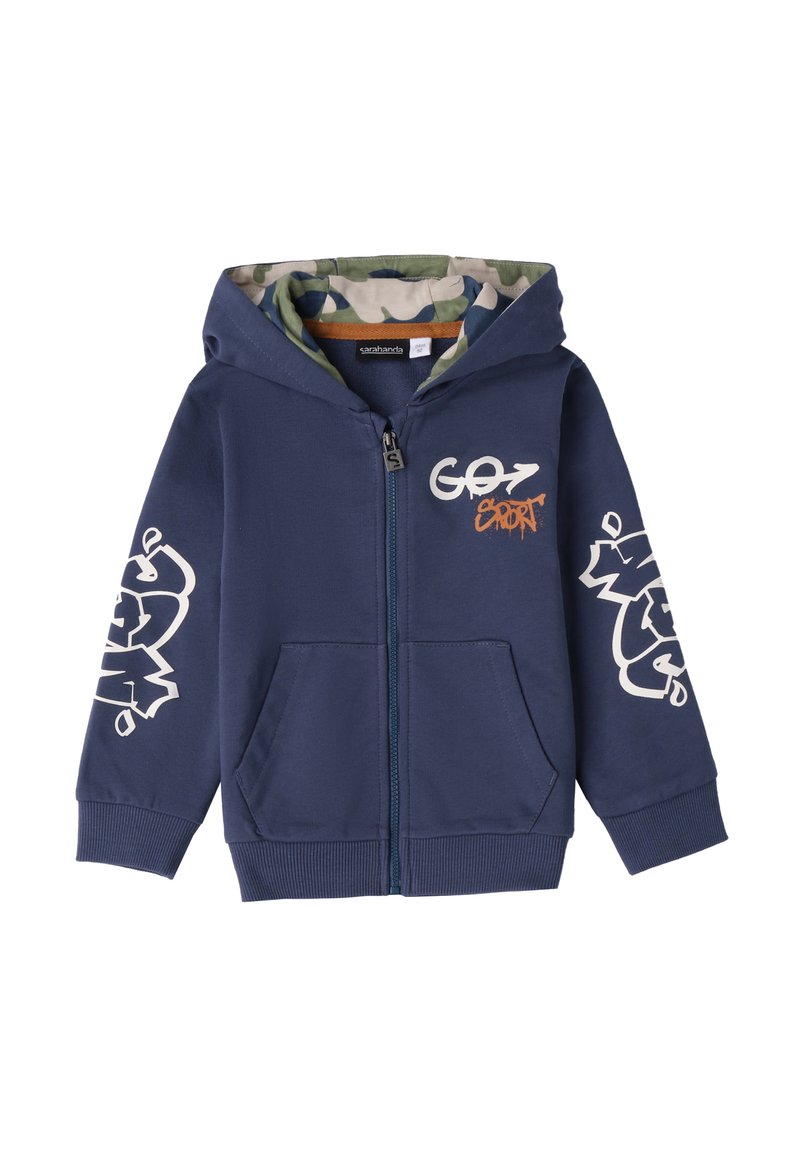Sudadera de cremallera en color marino con capucha forrada en camuflaje. Presenta texto en estilo graffiti blanco y dos bolsillos frontales. Fabricada en una suave mezcla de algodón.