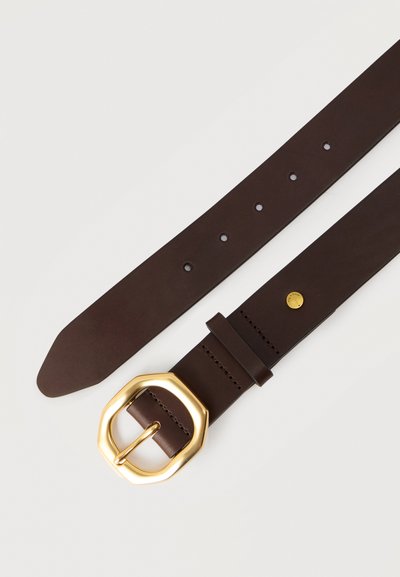 Σκούρα καφέ δερμάτινη ζώνη με χρυσή οκταγωνική αγκράφα και πέντε τρύπες ρύθμισης σε λευκό φόντο.