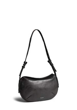 Sac à bandoulière en cuir noir avec sangle réglable, fermeture éclair et petit texte de la marque "Pieces" à l'avant.