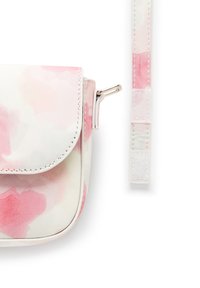 Borsa in pelle bianca con un motivo ad acquarello rosa, chiusura a pattina arrotondata e manico staccabile con chiusura in velcro.