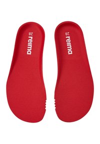 Plantillas rojas con una superficie textil suave, que presentan el nombre de la marca "reima" y el tamaño "28" impresos en blanco. Forma contorneada con bordes muescados.