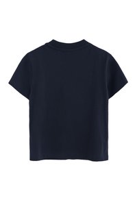 Camiseta de manga corta en azul marino, hecha de algodón suave. Corte recto con cuello redondo y textura lisa, sin patrones ni elementos metálicos visibles.