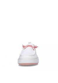 Sneaker bianco con lacci rosa, punta arrotondata e suola in gomma testurizzata. Materiale superiore liscio e design minimalista. Nessun motivo visibile.