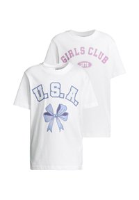 To hvite bomull T-skjorter: den ene har «U.S.A.» i blått og en blå sløyfe grafikk; den andre har «GIRLS CLUB 1976» i rosa.