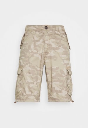 Beige en tan camouflage cargoshorts met meerdere klepzakken en een knoopsluiting in de taille, weergegeven op een witte achtergrond.
